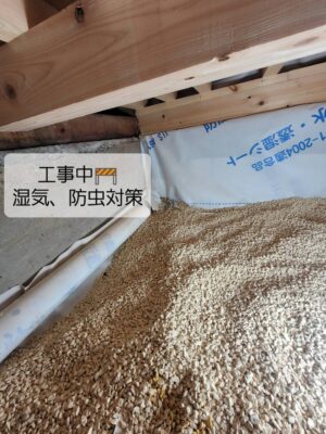 洗面所リフォームで床下に調湿材を施工。湿気対策・防虫対策を行い、床補強と合わせて快適で長持ちする住まいへ。京都府長岡京市 リフォームの佳建
