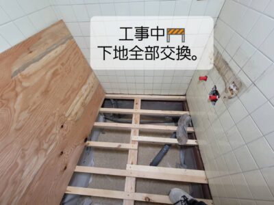 洗面所の床補強工事。腐食した床組みを撤去し、新しい床下地を施工して強度を回復しました。京都府長岡京市 リフォームの佳建
