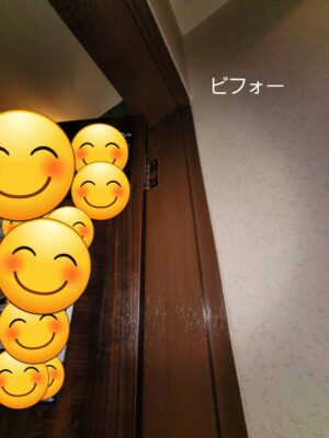 京都府長岡京市のトイレドア修理。ドア上部の丁番周辺が傷んだ施工前の写真。