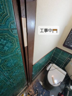 京都府長岡京市のトイレドア修理。ドア枠の木部を補修・補強している工事中の写真。