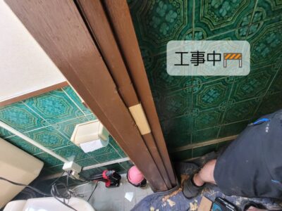 京都府長岡京市のトイレドア修理。傷んだドア枠を木材で補強している工事中の写真。