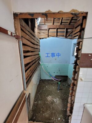 タイル張り浴室の解体工事の様子。ユニットバスへ交換するためのリフォーム施工中（京都府長岡京市）