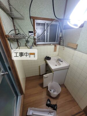 洗面所リフォーム工事中の様子。床がフワフワする原因となった床の腐食を確認し、床補強・洗面化粧台交換・洗濯パン設置工事を行いました。京都府長岡京市 リフォームの佳建