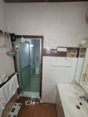 工事前の浴室入口と脱衣所。タイル風呂からユニットバスへリフォームする前の様子（京都府長岡京市）