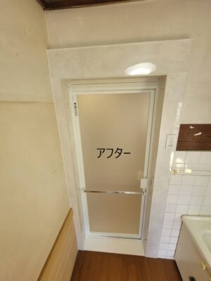 ユニットバスリフォーム完成後の浴室入口。既存の壁や床と調和するよう丁寧に仕上げた施工例（京都府長岡京市）