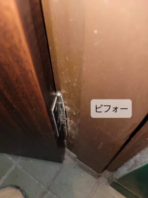 京都府長岡京市のトイレドア修理。ラッチ受け金具周辺が傷んだ施工前の写真。