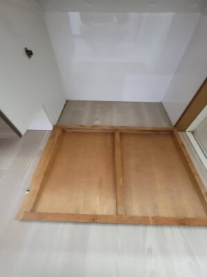 長岡京市の洗面化粧台リフォーム 足元収納を造作した様子