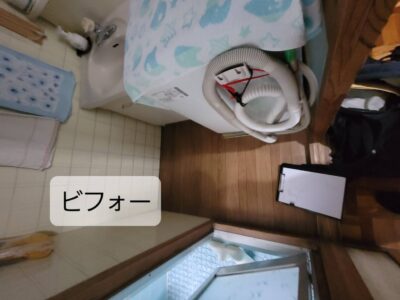 洗面所リフォーム施工前。床がフワフワする原因となった床の腐食を確認し、床補強・洗面化粧台交換・洗濯パン設置工事を実施しました。京都府長岡京市 リフォームの佳建