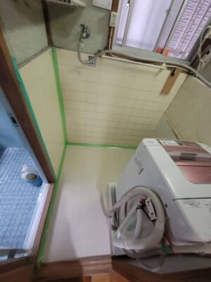 洗面所リフォーム工事中も洗濯できるよう洗濯機を仮設置。お客様の生活に配慮しながら床補強・洗面所リフォームを施工しました。京都府長岡京市 リフォームの佳建