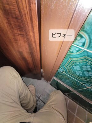 京都府長岡京市のトイレドア修理。腐食したドア枠と丁番のビフォー写真。