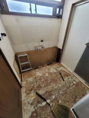 長岡京市の洗面化粧台リフォーム施工中の様子
