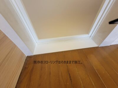 浴室リフォーム完成後の入口。既存フローリングを活かし、段差を抑えて施工した様子（京都府長岡京市）
