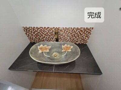 長岡京市で施工した陶器の洗面ボウルとモザイクタイルの造作洗面台
