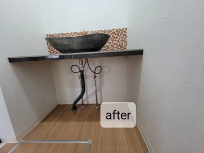 長岡京市で施工した造作洗面台のカウンター下と配管部分