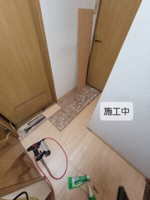 玄関・廊下に新しいフローリングを施工している様子