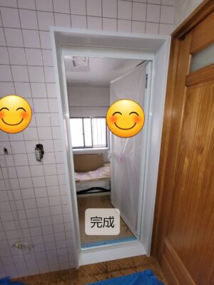 浴室入口リフォーム完成。既存タイルを壊さず浴室ドア枠を交換した施工後。京都府長岡京市のリフォームの佳建。
