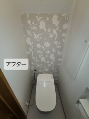 花柄のアクセントクロスを施工したトイレ