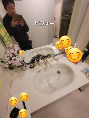洗面台の鏡部分にパネルを施工した洗面所リフォームのビフォー写真
