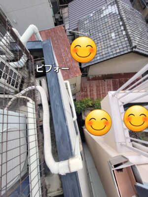 建物の間の外壁に沿って通る交換前のエアコン配管