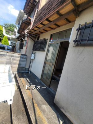 リフォーム前のシルバー系アルミ製玄関引戸と玄関まわり