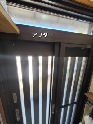 交換後の木目調玄関引戸を室内側から撮影した写真