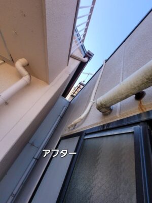 狭い建物の間で外壁に沿って上方へ延びるエアコン配管