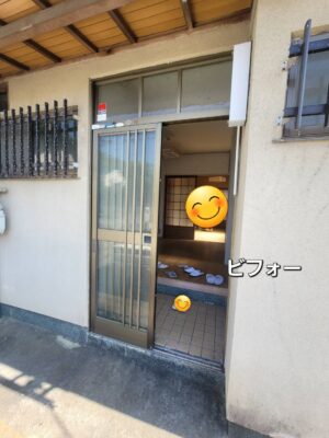 玄関引戸交換前の住宅外観と古いアルミ製玄関引戸