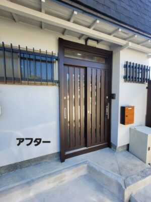 古いアルミ製玄関引戸から交換したダークブラウンの木目調玄関引戸の完成写真