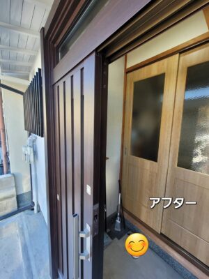 木目調の新しい玄関引戸を開けた状態と室内側の建具